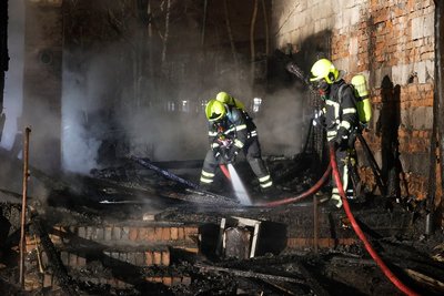 Einsatzkräfte der Feuerwehr bei der Brandbekämpfung.