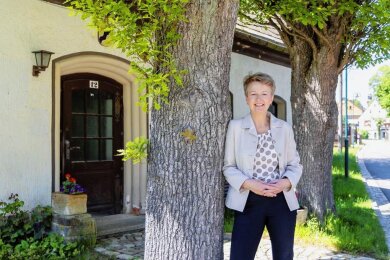 Annette Ficker tritt zur Bürgermeisterwahl in Elterlein an. Das Foto zeigt sie vor dem alten Gemeindeamt - dem heutigen Vereinshaus - im Ortsteil Schwarzbach. 