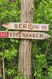 Immer wieder tauchen im Mecklenburger Land Hinweistafeln zum Radweg Berlin-Kopenhagen auf.