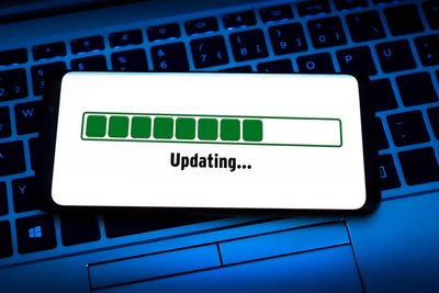 Es wird Geld verdient mit dem Unzulänglichen: Beim Updaten wird alles besser, aber nichts wird gut.