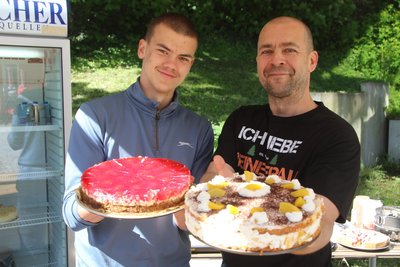 Linus und Brian Knoche (v.l.) verkauften süße Leckereien auf dem Augustusburger Naturmarkt.