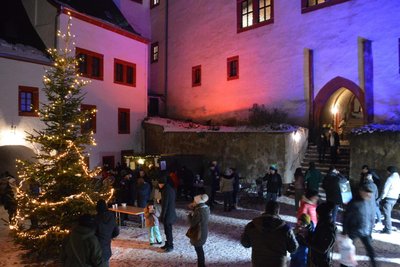 Schloss Rochsburg lädt am Wochenende zum romantischen Adventsmarkt ein.