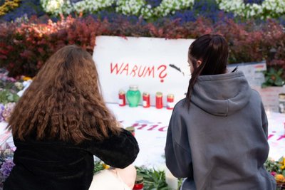 Wie kann das immer wieder passieren? Passanten haben für die Anschlagsopfer in Solingen Blumen und Kerzen aufgestellt.