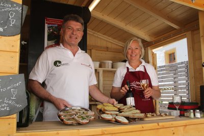 Bürgermeister Jens Schmidt und seine Frau Kerstin verkauften Brot mit Aufstrich für den guten Zweck.