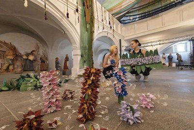 Julie Krause (16) und Tine Saalfrank (17) sind zum ersten Mal in der Bergkirche. Dort entsteht das Feenreich