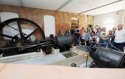 Vorführung der Dampfmaschine im Maschinenhaus.
