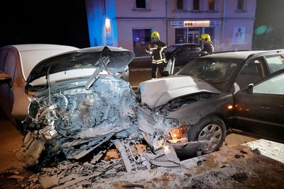 Einsatzkräfte der Feuerwehr fotografieren den Unfall zur Dokumentation.