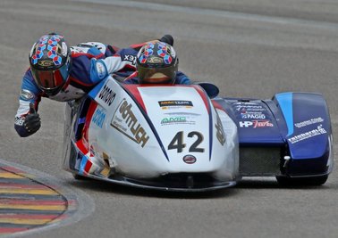 Der 16-jährige Eibauer Lennard Göttlich drehte vergangene Woche mit seinem Beifahrer Uwe Neubert aus St. Egidien zu Trainingszwecken die letzten Runden auf dem Sachsenring vor dem ersten Rennen der Saison. Das Duo startet für das Bonovo-Juniorteam in der International Sidecar Trophy. 