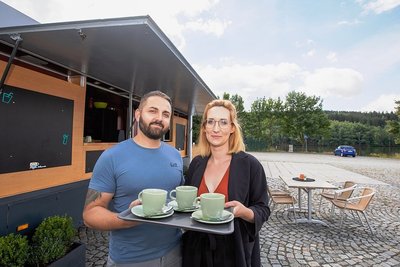 Maxi und Sven Schwarz sind neu in der Gastronomie. Mit ihrem Imbiss "Kaffee Schwarz" wollen sie ab Samstag in Thoßfell starten. 