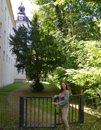 Die Frau, die neue Türen öffnet: Schloss-Chefin Patrizia Meyn. Den Weg um Schloss Lichtenwalde will sie herrichten lassen. 