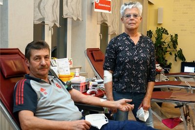 Bernd und Manuela Eisenschmidt aus Grünbach haben jeweils 160 Mal Blut gespendet. Dafür wurden sie jetzt vom DRK geehrt.