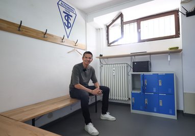Hier hat alles angefangen: Deniz Aytekin in der Schiedsrichter-Kabine des TSV Altenberg. 