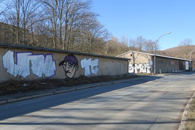 Die mutmaßlichen Sprayer hinterließen ein gut 25 Quadratmeter großes Gaffito an einem Garagenkomplex in Aue.