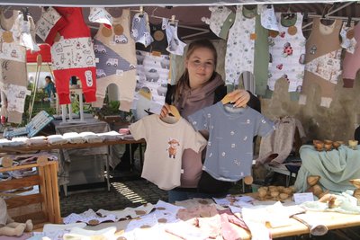 Michelle Halfter bot selbst genähte Babykleidung zum Naturmarkt in Augustusburg an.