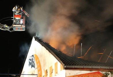 Gegen Ende der Löscharbeiten fanden die Feuerwehrleute einen Toten in der Werkhalle in Niederdorf. Es könnte sich um den Besitzer handeln.