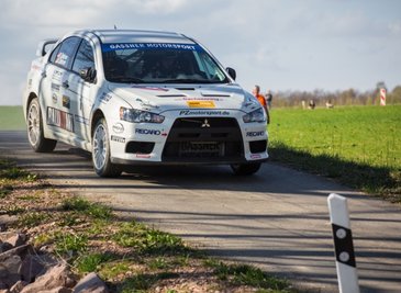 Ruben und Petra Zeltner aus Lichtenstein in ihrem Mitsubishi Evo 10 bei der Wertungsprüfung in Oberdorf. Das Ehepaar gewann die Rallye zum neunten Mal.
