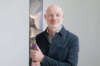 "Das Programm ist ja quasi fertig": Stefan Schmidtke mit dem Chemnitzer Bewerbungsbuch. Das Motto der Kulturhauptstadt 2025 lautet "C the Unseen". Der Slogan bedeutet "C (also Chemnitz), das Ungesehene" - da man das "C" auf englisch aber wie das Verb "see" ausspricht, steht er ebenso für "Seht das Ungesehene!".