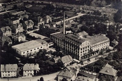 Eine Luftaufnahme etwa aus dem Jahr 1930 zeigt die Buntpapierfabrik in Flöha-Plaue.