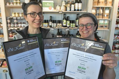 Auch Danilo Brauns Ehefrau Katja (l.) und Mitarbeiterin Ilona Keller freuen sich über die Auszeichnungen für Produkte der Hofmanufaktur von Huttenberg in Langhennersdorf, Gemeinde Oberschöna.