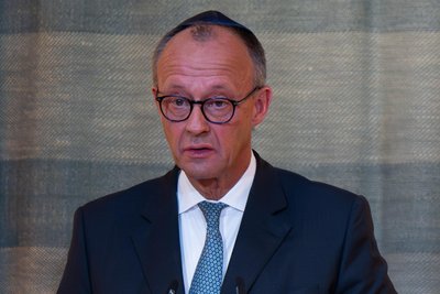 Bundeskanzler Friedrich Merz (CDU) ringt beim Festakt zur Wiedereröffnung der Synagoge Reichenbachstraße um Fassung.