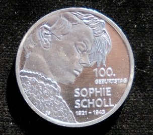 Zur Münzbörse verkauft der Verein offizielle Sammlermünzen wie diese zum Nominalwert von 20 Euro zum 100. Geburtstag von Sophie Scholl.
