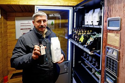 Stefan Harnisch befüllt den Automaten unter anderem mit Mehl und Leinöl vom eigenen Hof.