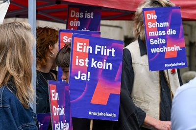 Sexuelle Handlungen sollten nach Vorstellungen von Bundesjustizministerin Hubig nur bei ausdrücklicher Zustimmung als einvernehmlich gelten - nach dem Prinzip "Nur Ja heißt Ja".