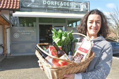 Madlen Kraupe kauft gern im Dorfladen ein, der zur Hofmanufaktur von Huttenberg in Langhennersdorf, Gemeinde Oberschöna gehört.