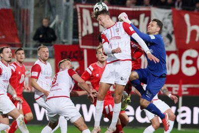 Szene vor dem 0:2. Lucas Hiemann wehrt den Ball ab. Doch das Leder fliegt HFC-Torschütze Niclas Stierlin vor die Füße.