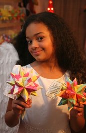 <p class="artikelinhalt">Josephine Eboh als Weihnachtsengel. </p>
