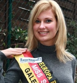
              <p class="artikelinhalt">Stolz mit Siegerschärpe: Monique Saitenmacher. </p>
            