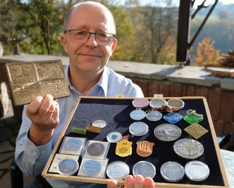 Andreas Keßler, Schatzmeister des Numismatischen Vereins Reichenbach, präsentiert einen besonderen Schatz: Medaillen, Plaketten und Anstecker, auf denen sich die weltberühmte Göltzschtalbrücke findet. 