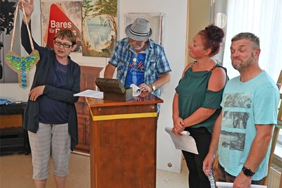 Tobias Körner als Tante Elfriede, Vanessa Stampfel als Oma, Harry Nimz als Horst Lichter und Karla Bräuer als Heide (v. r.) .