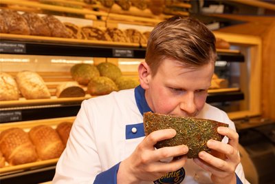 Auch die Nase des Sommeliers ist bei der Brotprüfung gefragt. Um ihre sensorischen Fähigkeiten richtig einsetzen zu können, haben die angehenden Sommeliers in ihrem Ausbildungskurs unter anderem mit einem Professor für Geschmacksforschung zusammengearbeitet.