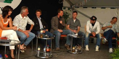 
              <p class="artikelinhalt">Spaß bei der Gesprächsrunde hatten unter anderem Antje Vos, Reinhard Häfner, Jens Weißflog, Moderator Sven Frommhold, Frank Dittrich, Michael und Eberhard Rösch.</p>
            