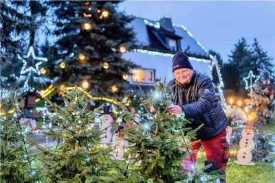 Nach monatelangem Kampf konnte Dieter Kroschke Haus und Garten wieder zu günstigeren Strompreisen in ein "Weihnachtswunderland" verwandeln. 