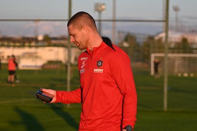 Co-Trainer Adam Susac, hier in Aktion im Trainingslager, verfolgt das Geschehen mit einer Drohne.
