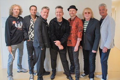 Die Prinzen, ein gemeinsames Bild der beliebten Popgruppe aus Leipzig kurz vor ihrem Auftritt im Naturtheater in Bad Elster. Es war wohl das vermutlich letzte Konzert der Band im Vogtland.