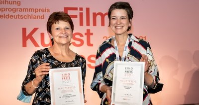 Die Preisträgerinnen Maret Wolff (Kino Metropol, rechts) und Sylke Gottlebe vom Clubkino im Dresdner Lingnerschloss, die den Hauptpreis für alternative Spielstätten in Empfang nahm. 