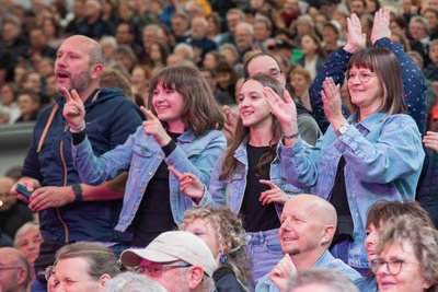 Stefan Hendel (links), seine Tochter Greta Hendel (zweite von links) und Nicole Günter (rechts) sowie ihre Tochter Amelie Günter (zweite von rechts) aus Zwickau waren von dem Konzert der Prinzen im Naturtheater in Bad Elster begeistert.