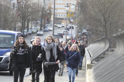 Schüler der Trias Schule in Elsterberg laufen über die Friedensbrücke auf den Spuren des 7.Oktober ‘89.