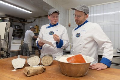 Tüfteln gemeinsam an neuen Rezepturen für ihre Brote: Toni Hager (l.) und sein Chef Tobias Nönnig. Acht bis zehn verschiedene Sorten werden pro Woche in der Bäckerei angeboten.