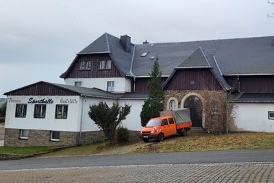 Die Sporthalle in Raschau ist seit Jahren in einem desolaten Zustand. Das Objekt ist kalt und feucht.