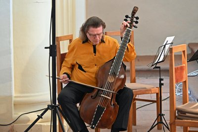 Thomas Fritzsch gilt als weltweit geschätzter Virtuose der Viola da Gamba, die er vor dem Konzert stimmt.