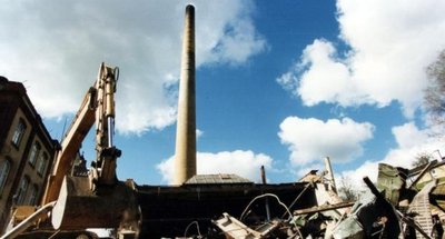 Dieser Schornstein (hier eine Aufnahme von 2011) ist nun Geschichte: Am Samstag wurde er gesprengt.