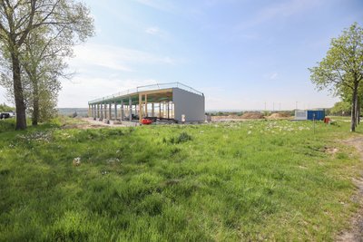 Diese 60 mal 20 Meter große Produktionshalle entsteht derzeit an der ehemaligen Bundesstraße 95 am Ortsausgang von Röhrsdorf. Hier sollen künftig Holzhäuser vorgefertigt werden. 