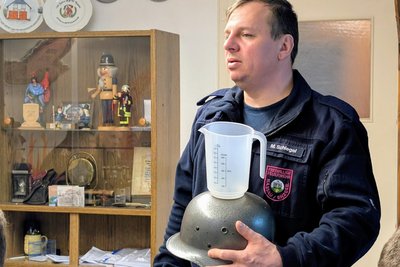 Die ersten Spielutensilien sind fertig zum Einsatz, wie der Helm mit Messbecher.