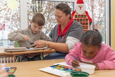 Angelika Meyer aus Thum ist Brunos Begleiterin im Kindergarten. Sie hilft ihm beim Anziehen und Zähneputzen ebenso wie beim Malen mit Pinsel und Farbe beispielsweise.