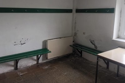 Schimmel kriecht über die Fliesen und die Wände hoch in den Umkleideräumen der Sporthalle Raschau.