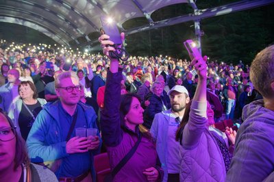 Beste Stimmung herrschte im Publikum beim umjubelten Konzert der Leipziger Pop-Band Die Prinzen im ausverkauften Naturtheater in Bad Elster.